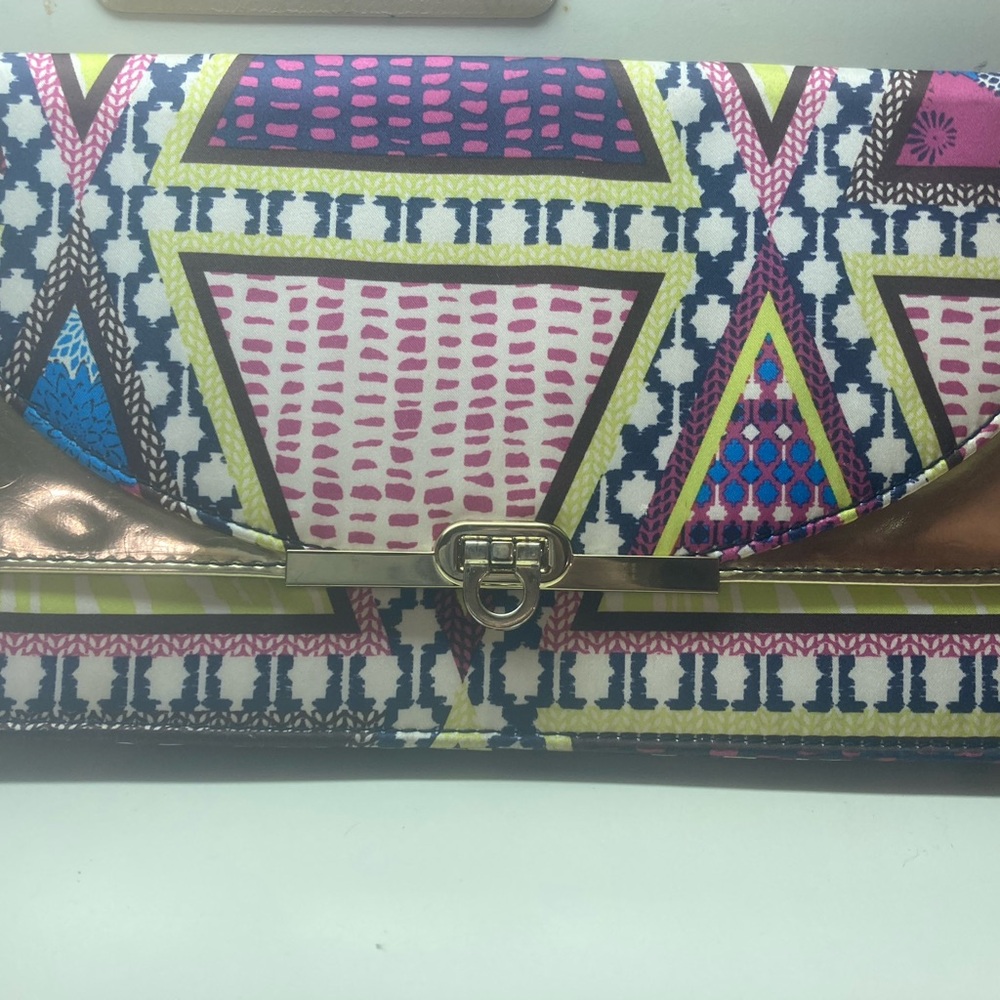 Geometric Patterned Clutch